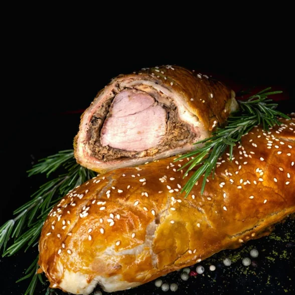 MUSCHIULET DE PORC WELLINGTON CU CIUPERCI SI PROSCIUTTO