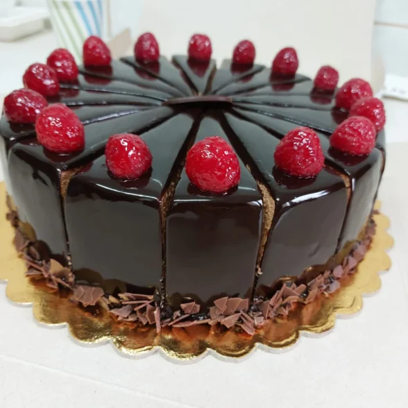 TORT CU CIOCOLATA SI ZMEURA – GRAMAJ MIN. 1,5 KG – PRECOMANDA 48 DE ORE