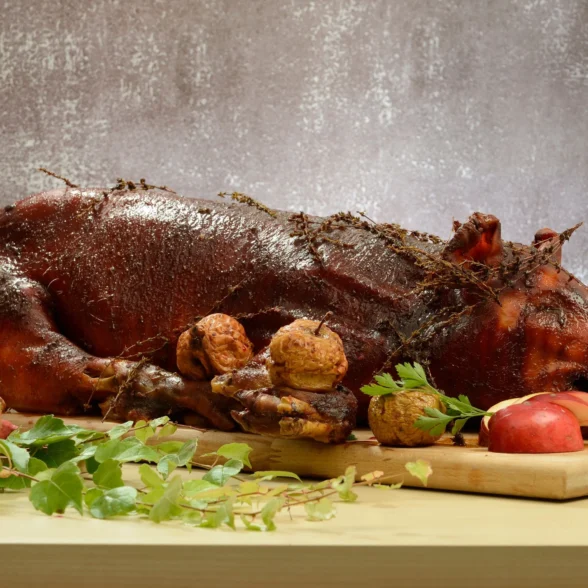 PURCEL DE LAPTE CU UMPLUTURA DE MERE SI GUTUI, GLAZURAT CU MIERE SI COPT INCET IN BERE BRUNA 8-10 kg