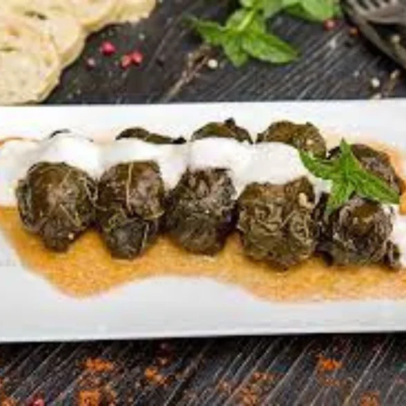 SARMALE DIN CARNE DE CURCAN IN FOI DE VITA 15 buc – 500 g