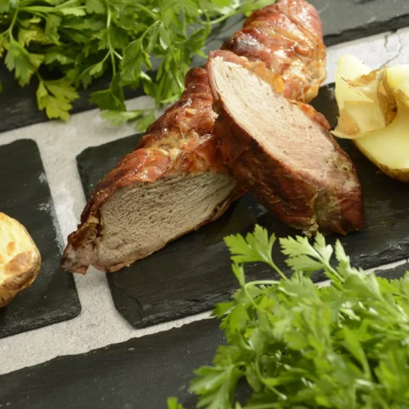 MUSCHIULET DE PORC INVELIT IN PROSCIUTTO CU SOS DE CIUPERCI SI COGNAC 1kg